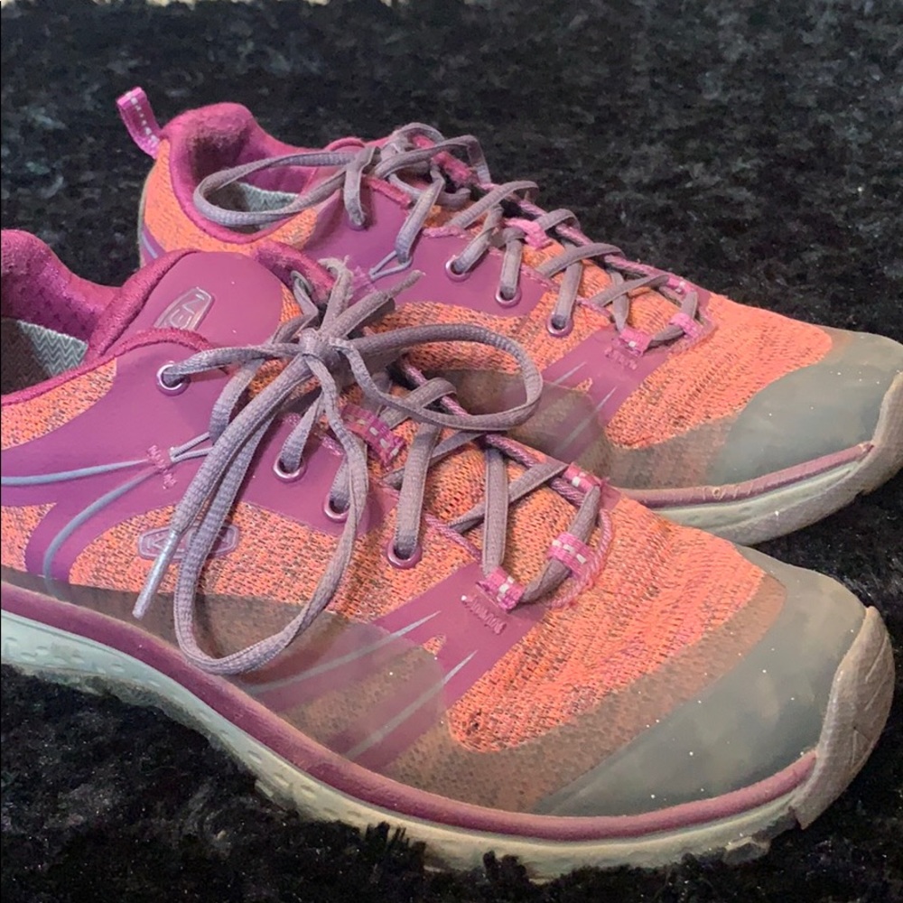 Keen maroon hiking shoes